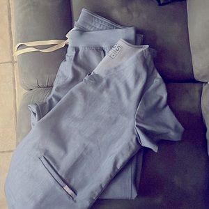 Figs Medium 2pocket top and bottom straight leg